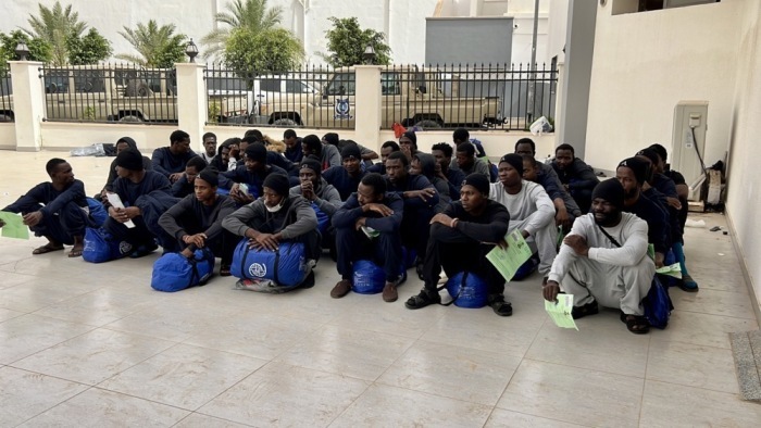 Nigerianische Migranten warten in einem Abschiebezentrum in Tripolis auf ihre Rückführung. Insgesamt wurden 174 Menschen in Kooperation mit der IOM in ihre Heimat gebracht. Foto: EPA/Str