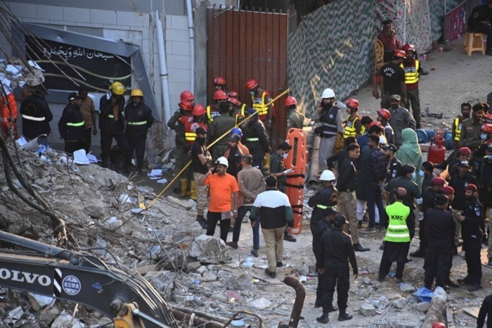 Rettungskräfte arbeiten weiter in der ausgebrannten Gul Plaza in Karachi. Nach dem Brand steigt die Zahl der Todesopfer weiter. Foto: EPA/Shahzaib Akber