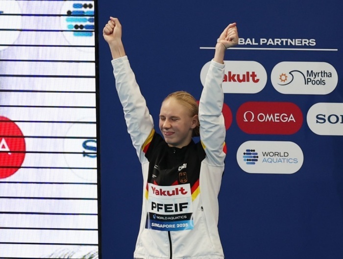 Die Silbermedaillengewinnerin Pauline Alexandra Pfeif aus Deutschland feiert während der Medaillenzeremonie im Finale des 10-Meter-Turmspringens der Frauen bei den Weltmeisterschaften im Wassersport in Singapur. Foto: epa/Fazry Ismail