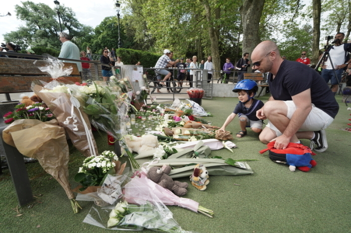 Nach dem Messerangriff eines Mannes auf vier Kinder und zwei Erwachsene auf einem Spielplatz, gedenken Menschen der Opfer. Foto: Peter Byrne/Pa Wire/dp