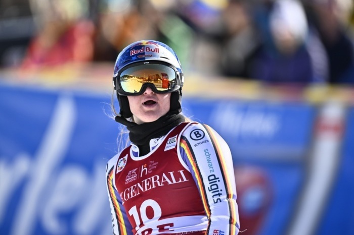 Deutschlands Emma Aicher reagiert im Ziel nach ihrem zweiten Lauf im Slalom beim Weltcup im schwedischen Are. Foto: epa/Pontus Lundahl