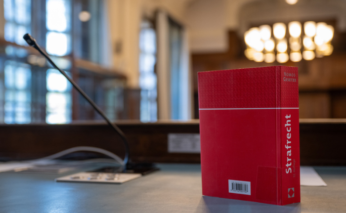 Das Gesetzbuch «Strafrecht» steht auf einem Tisch in einem Verhandlungssaal im Kriminalgericht Moabit. Foto: Monika Skolimowska/dpa