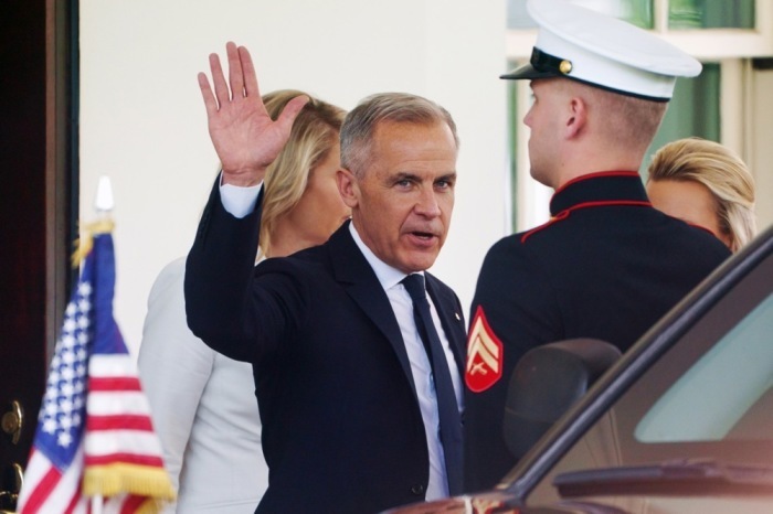 Mark Carney (C), kanadischer Premierminister, verlässt nach einem Treffen mit dem US-Präsidenten das Weiße Haus in Washington. Foto: epa/Will Oliver