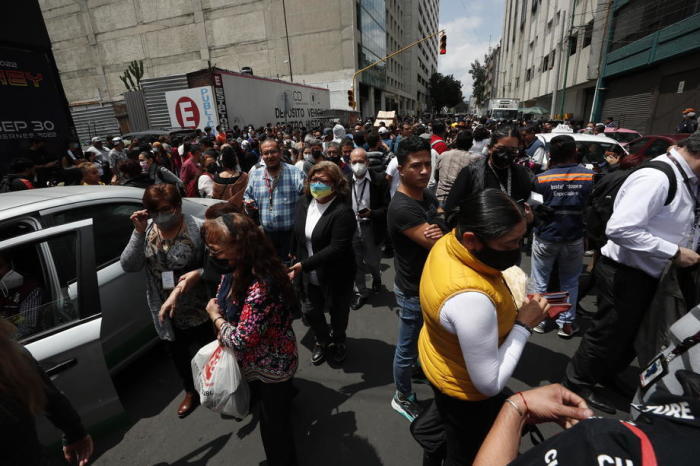 Leute reagieren auf einer Straße, nachdem der Erdbebenalarm in Mexiko-Stadt ausgelöst wurde. Foto: epa/Jose Mendez