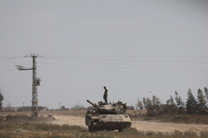 Israelischer Soldat auf einem Panzer in der Nähe der Grenze zum Gazastreifen, im Süden Israels. Foto: epa/Abir Sultan epa-efe
