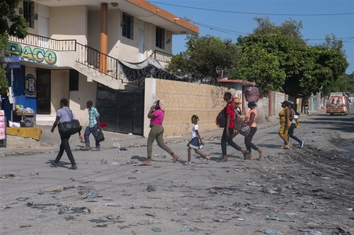 Leute gehen eine Straße in Port-au-Prince, Haiti, entlang. Foto: epa/Carvens Adelson