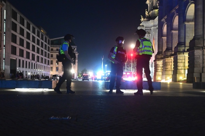 Polizeikräfte sind nach dem Abbruch des Christopher Street Day in Berlin im Einsatz. Foto: dpa/Fabian Sommer