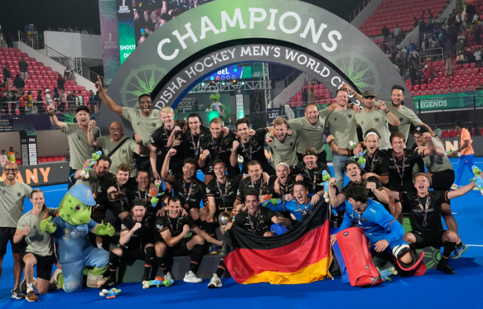 Hockey, Herren, WM, Deutschland - Belgien, Finalrunde, Finale. Die deutsche Mannschaft gewinnt die Weltmeisterschaft und jubelt. Foto: Rafiq Maqbool/Ap/dpa