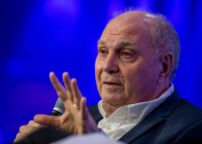 Uli Hoeneß, Ehrenpräsident des FC Bayern München, nimmt am Talk 
