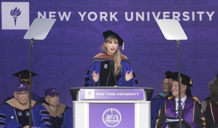 Die amerikanische Sängerin Taylor Swift (C) spricht zu den Absolventen der Aufnahmefeier der New York University für das Jahr 2022. Foto: epa/Justin Lane