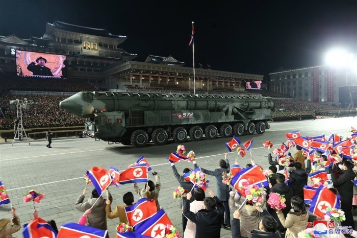 Nächtliche Militärparade in Pjöngjang zum 75. Jahrestag der Gründung der KPA. Foto: epa/Kcna