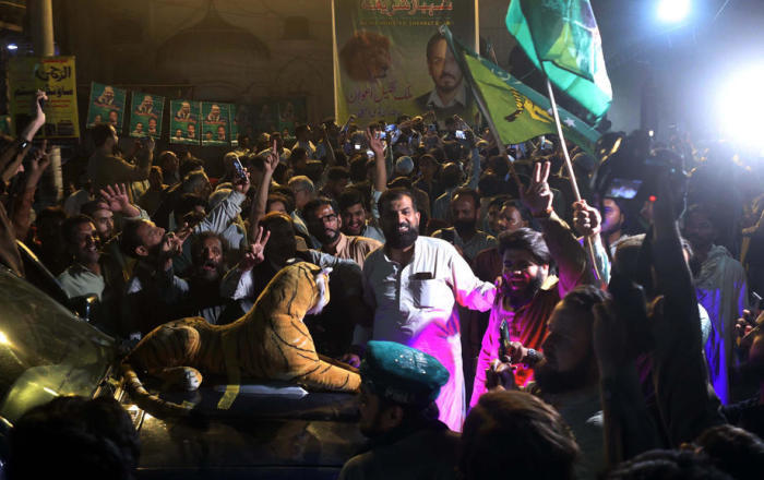 Die Anhänger der Regierungspartei Pakistan Muslim League Nawaz feiern nach der Wahl ihres Parteichefs Shahbaz Sharif zum 23. pakistanischen Premierminister in Rawalpindi. Foto: epa/Sohail Shahzad