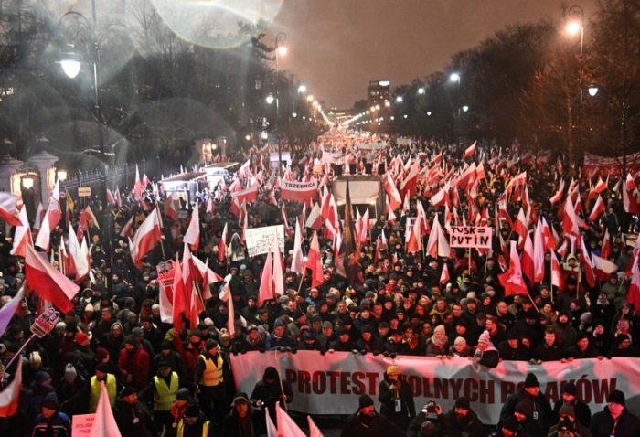 Die Anhänger der polnischen Oppositionspartei Recht und Gerechtigkeit protestieren gegen die Verhaftung und Verurteilung von Abgeordneten. Foto: epa/Radek Pietruszka