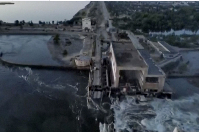 Dieses vom ukrainischen Präsidialamt über AP veröffentlichte Videostandbild zeigt den beschädigten Kachowka-Staudamm in der Nähe von Cherson. Foto: Uncredited/Ukraine's Presidential Office/ap/dpa