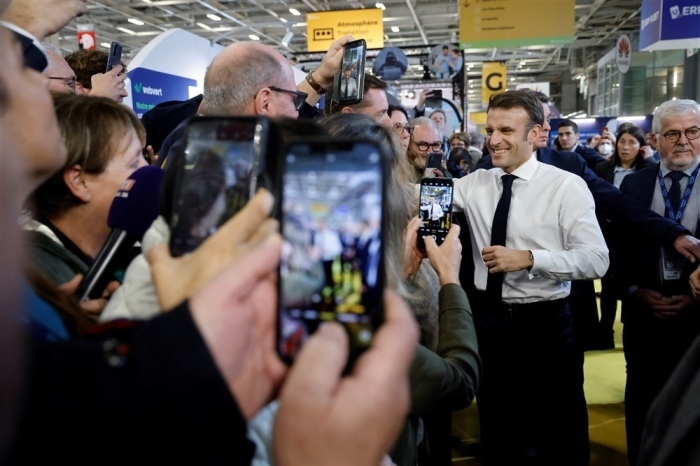 Staatspräsident Emmanuel Macron (2-R) begrüßt die Besucher des 104. Kongresses der Bürgermeister, der von der Vereinigung der Bürgermeister Frankreichs (AMF) in Paris organisiert wird. Foto: epa/Ludovic Marin