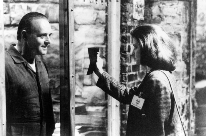 Anthony Hopkins als gerissener Serienmörder Hannibal Lecter und Jodie Foster als angehende FBI-Agentin Clarice Starling in «Das Schweigen der Lämmer» von 1991. Foto: Bison Archives Foto/Arte France/dpa