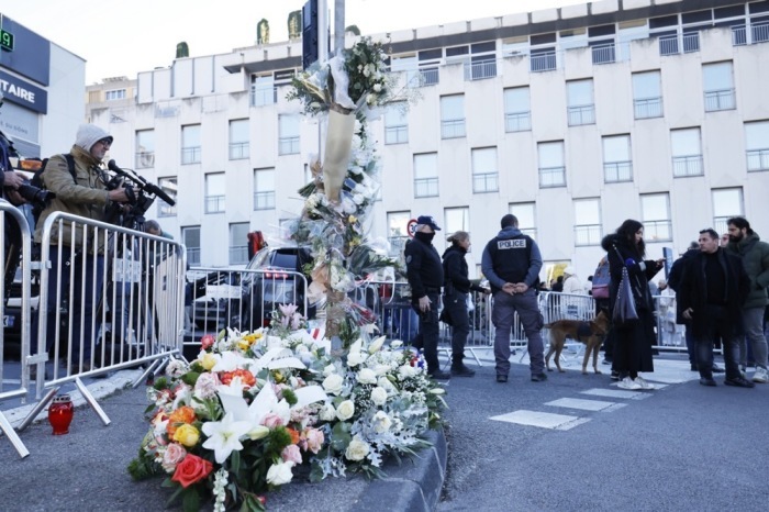 Blumen und Kränze erinnern in Marseille an den erschossenen Mehdi Kessaci, Bruder eines bekannten Anti-Drogen-Aktivisten. Foto: EPA/Sebastien Nogier