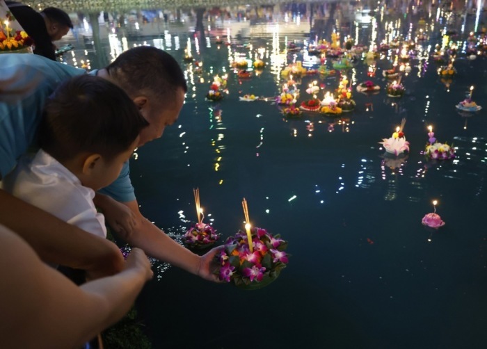Beim Loy-Krathong-Fest setzen Thais und Besucher unzählige leuchtende Krathongs auf Flüsse, Teiche und Seen. Foto: epa-efe/Narong Sangnak