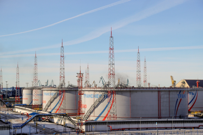 Tanks von Transneft, einem staatlichen russischen Unternehmen, das die Erdöl-Pipelines des Landes betreibt, im Ölterminal von Ust-Luga. Foto: Stringer/dpa