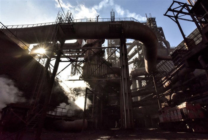Blick in eine Hochofenhalle des Stahlwerks Zaporizhstal in Saporischschja. Foto: epa/Oleg Petrasyuk Attention