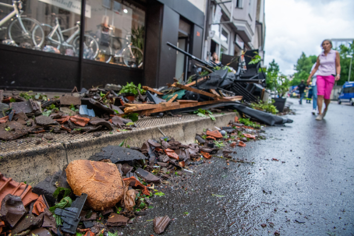 Ein Laib Brot liegt zwischen den Trümmern am Rande einer Straße der Innenstadt. Ein Unwetter hat auch in Paderborn große Schäden angerichtet. Foto: Lino Mirgeler/dpa
