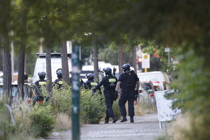 Die Polizei ist in der Nähe einer Geiselnahme in einem Supermarkt im Einsatz. Foto: Carsten Koall/dpa