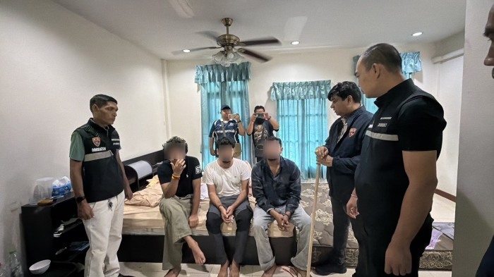 Die Einsatzkräfte befreiten drei indische Touristen aus einem Reihenhaus in Nong Prue, in dem sie mehrere Tage festgehalten worden waren. Bild: TMN.TV