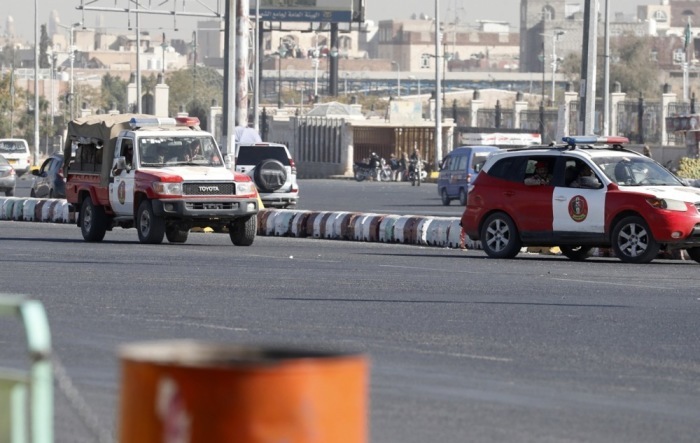 Houthi-Truppen fahren auf Militärfahrzeugen eine Straße in Sana'a entlang. Foto: epa/Yahya Arhab