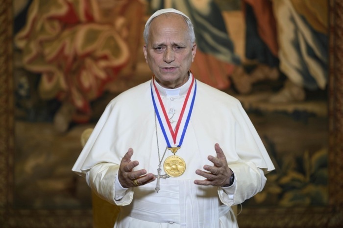 Pope Leo XIV erhält im Vatikan die Liberty Medal des US National Constitution Center. Foto: EPA/Vatican Media Handout