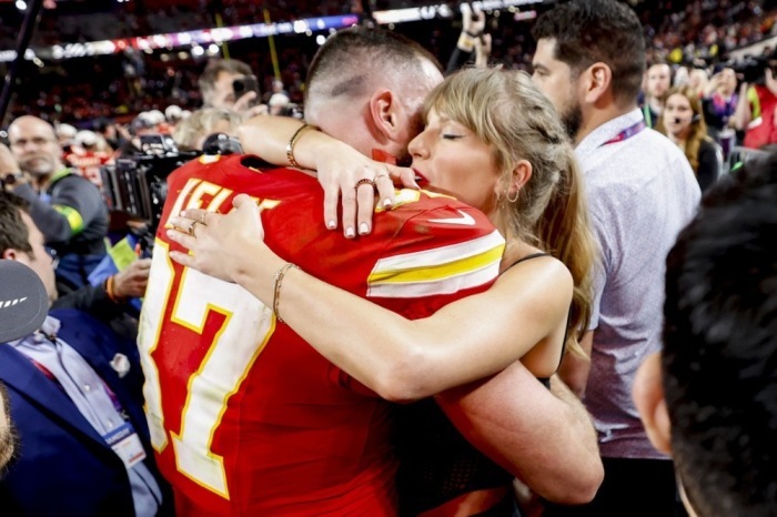 Kansas City Chiefs Tight End Travis Kelce (L) umarmt die US-Sängerin Taylor Swift in Las Vegas. Foto: epa/Haitham Imad