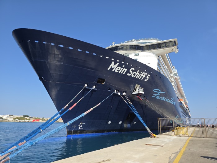 Kreuzfahrtschiff Mein Schiff 5 liegt im Hafen von Doha, nachdem Passagiere wegen Sicherheitslage an Bord bleiben mussten. Foto: DER FARANG/Rüegsegger