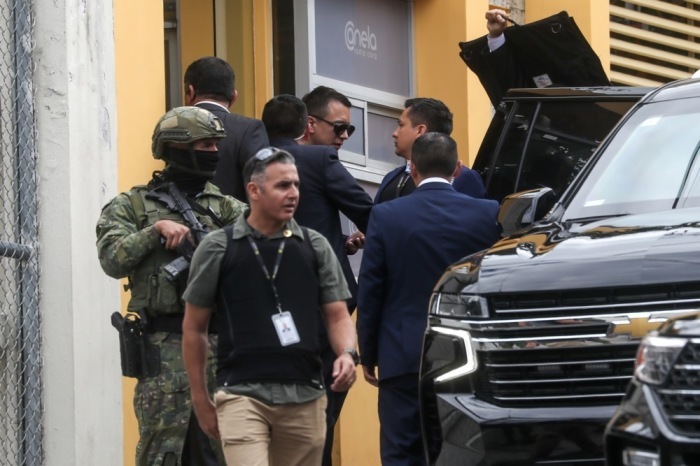 Der Präsident Ecuadors, Daniel Noboa (C), verlässt den Sender Radio Canela. Foto: epa/Jose