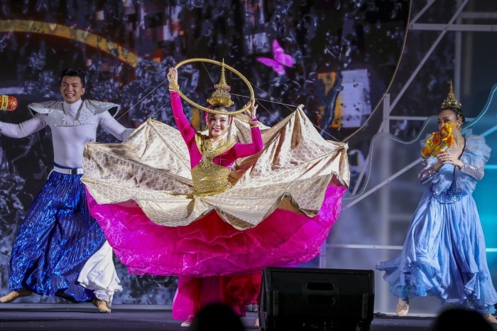 Traditionelle Tanzdarbietung mit aufwendig gestalteten Kostümen bei der Eröffnungsinszenierung des Songkran-Festivals in Bangkok. Bild: Tourism Authority of Thailand