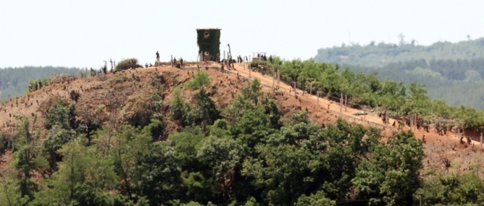 Nordkorea: Soldaten errichten einen Stützpunkt in der DMZ. Foto: epa/Yonhap South Korea Out