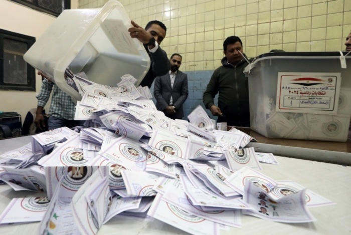 Mitarbeiter der ägyptischen Wahlbehörde zählen am Ende des letzten Tages der ägyptischen Präsidentschaftswahlen in Kairo die Stimmzettel aus. Foto: epa/Khaled Elfiqi