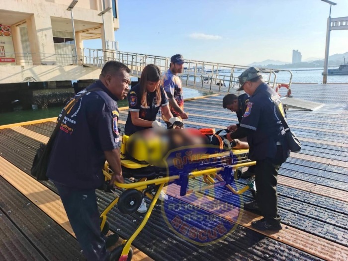 Rettungskräfte der Sawang Prateep Sriracha Rescue Unit bringen einen der verletzten Männer nach der Bootskollision zur weiteren medizinischen Versorgung an Land. Bild: Sawang Prateep Sriracha Rescue Unit