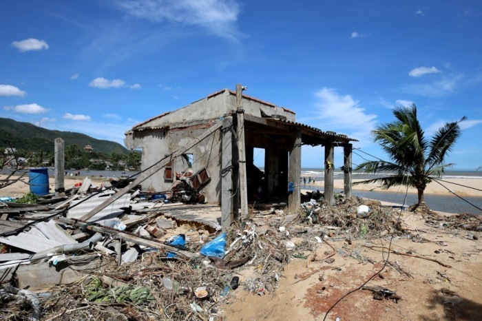 Ein zerstörtes Haus in der Provinz Gia Lai, wo Taifun Kalmaegi mit Sturm und Regen schwere Schäden verursachte. Foto: epa/Tien Dat