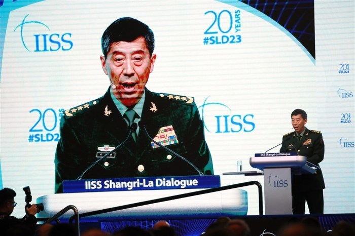 Der chinesische Staatsrat und Verteidigungsminister General Li Shangfu hält seine Rede während einer Plenarsitzung des Shangri-la-Dialogs des International Institute for Strategic Studies (IISS) im Shangri-la-Hotel. Foto: epa/How Hwee Young