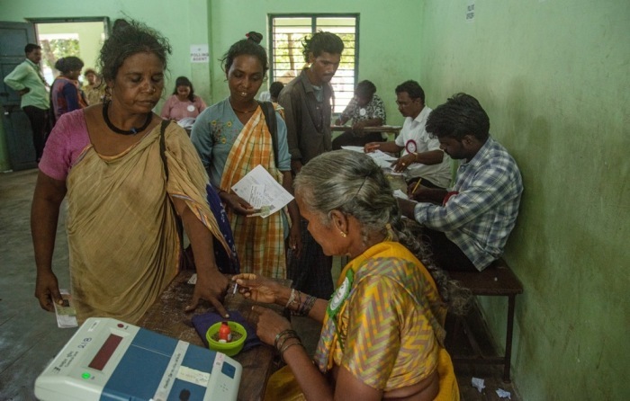 Eine Frau aus Narikurrava (einer halbnomadischen Gemeinschaft) lässt sich in einem Wahllokal den Finger einritzen, bevor sie ihre Stimme bei den Lok Sabha-Wahlen in Chennai abgibt. Foto: epa/Ragul Krishnan