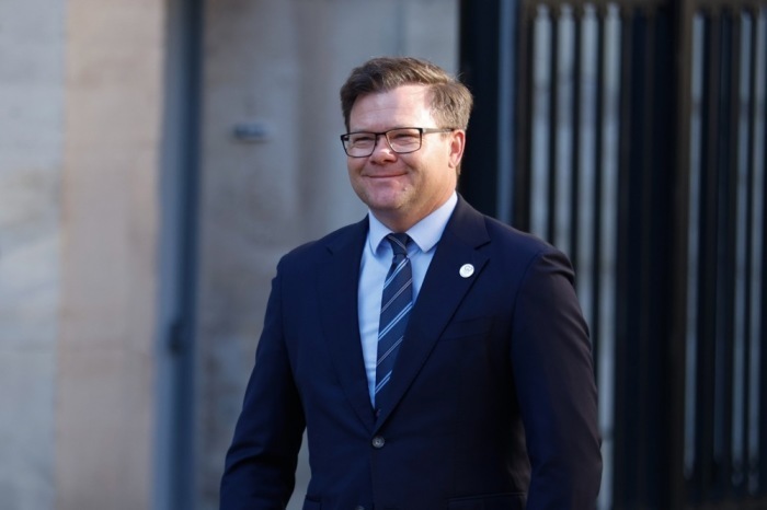 Bundesumweltminister Carsten Schneider trifft zu den Beratungen der G7-Umweltminister im französischen Umweltministerium in Paris ein. Foto: Mohammed Badra/epa