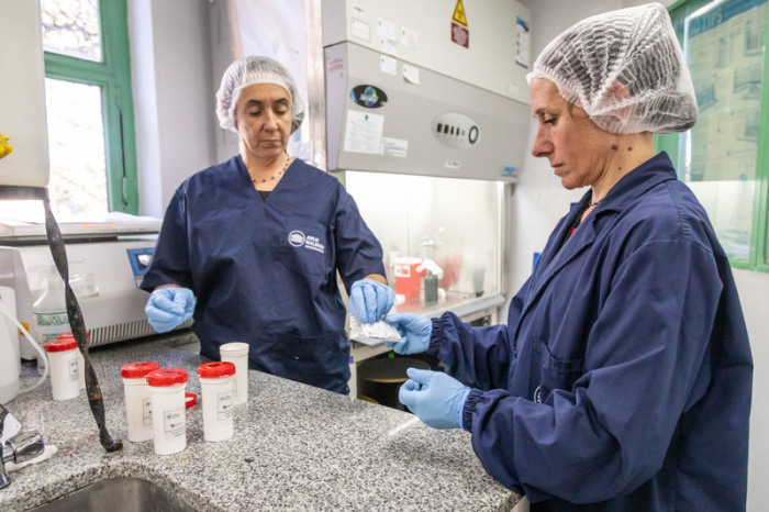 Labormitarbeiterinnen bereiten in Argentinien Hantavirus-Reagenzien für den Versand an internationale Forschungslabore vor. Foto: ANLIS Malbran/dpa