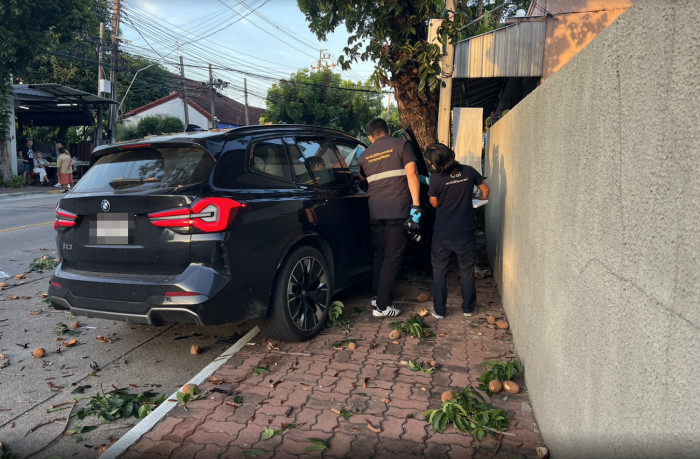 Der BMW kam nach dem Frontalzusammenstoß erst an einer Grundstücksmauer und einem Baum zum Stillstand. Ermittler sicherten noch am Unfallort Spuren. Bild: FM91 Trafficpro