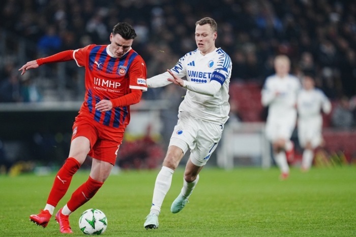 Kopenhagens Viktor Claesson (r.) und Heidenheims Thomas Keller in Aktion während der UEFA Conference League. Foto: epa/Liselotte Sabroe DÄnemark Aus