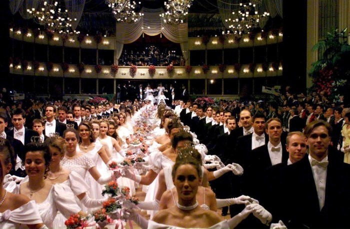 Ein Höhepunkt in der Wiener Gesellschaftssaison ist der Opernball. Archivfoto: epa/ROLAND SCHLAGER