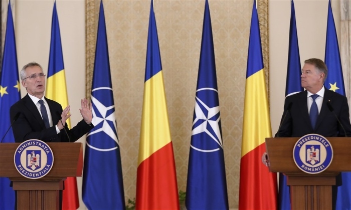 Generalsekretär Jens Stoltenberg (L) und der rumänische Präsident Klaus Iohannis nehmen an einer Pressekonferenz zum Abschluss ihres Treffens im Präsidentenpalast Cotroceni in Bukarest teil. Foto: epa/Robert Ghement