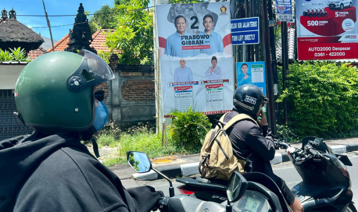 Ein Wahlplakat des Präsidentschaftskandidaten Prabowo Subianto und seines Kandidaten für die Vize-Präsidentschaft, Gibran Rakabuming Raka, hängt in Denpasar auf Bali. Foto: Carola Frentzen/dpa