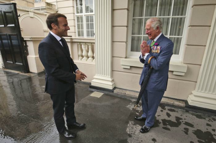 Der damalige britische Prinz Charles (r) begrüßt am 18.06.2020 Emmanuel Macron, Präsident von Frankreich, im Clarence House. Foto: Jonathan Brady/Pa Pool/ap/dpa