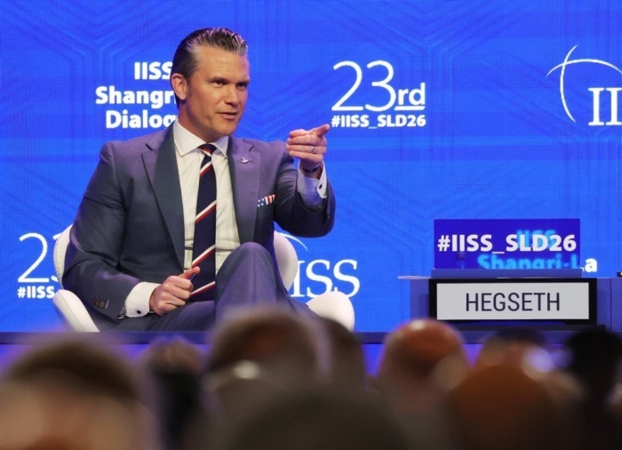 Pete Hegseth spricht bei einer Plenarsitzung des Shangri-La-Dialogs in Singapur vor internationalen Verteidigungsexperten. Foto: epa/How Hwee Young