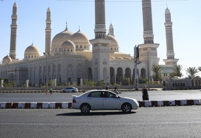 Ein Fahrzeug passiert die Al-Shaab Mosque in Sana'a. Die größte Moschee des Landes bietet Platz für rund 44.000 Gläubige. Foto: EPA/Yahya Arhab