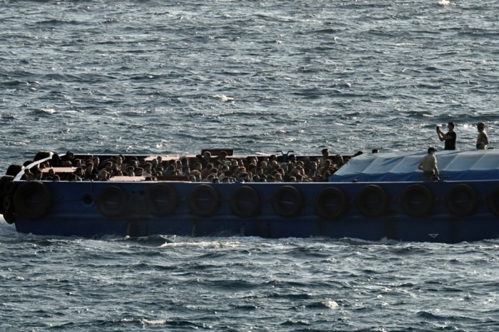 Ein Boot mit geretteten Flüchtlingen und Migranten erreicht den Hafen von Lavrio in Griechenland. Foto: EPA/Yannis Kolesidis